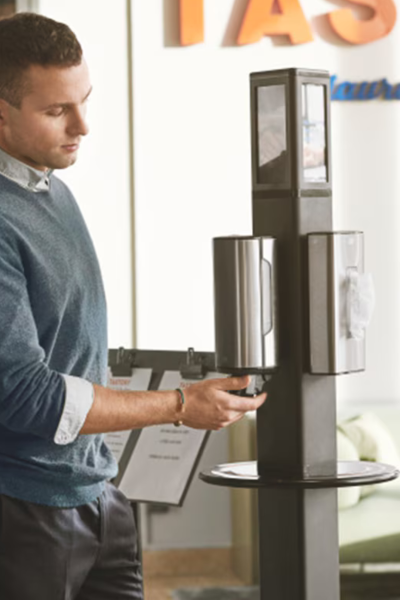  Dezinfectant gel maini Tork alcool 1L S4 424105 utilizare profesionala imagine 1 Descriere Gelul dezinfectant Tork pe bază de alcool (80% alcool denaturat) este eficient împotriva tuturor virusurilor. Formula include ingrediente care nu lasă senzație lip